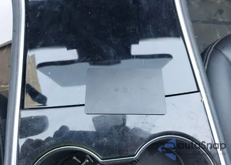 2018 Tesla Model 3 Long Range/Performance z USA, uszkodzony, nr VIN 5YJ3E1EB0JF064878
